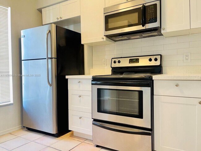 Foto del edificio - 48 Whitehead Cir