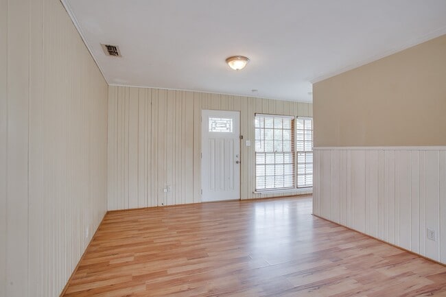 Building Photo - Nice 3/2/2 in Tech Terrace!