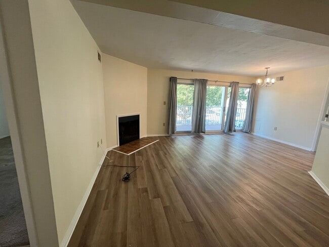 Building Photo - 2 Bedroom 2 Bath Condo on 2nd Floor