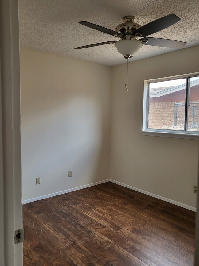 Foto del edificio - 3453 Hollyglen St