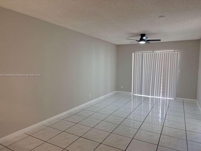 Foto del edificio - 7610 Stirling Rd