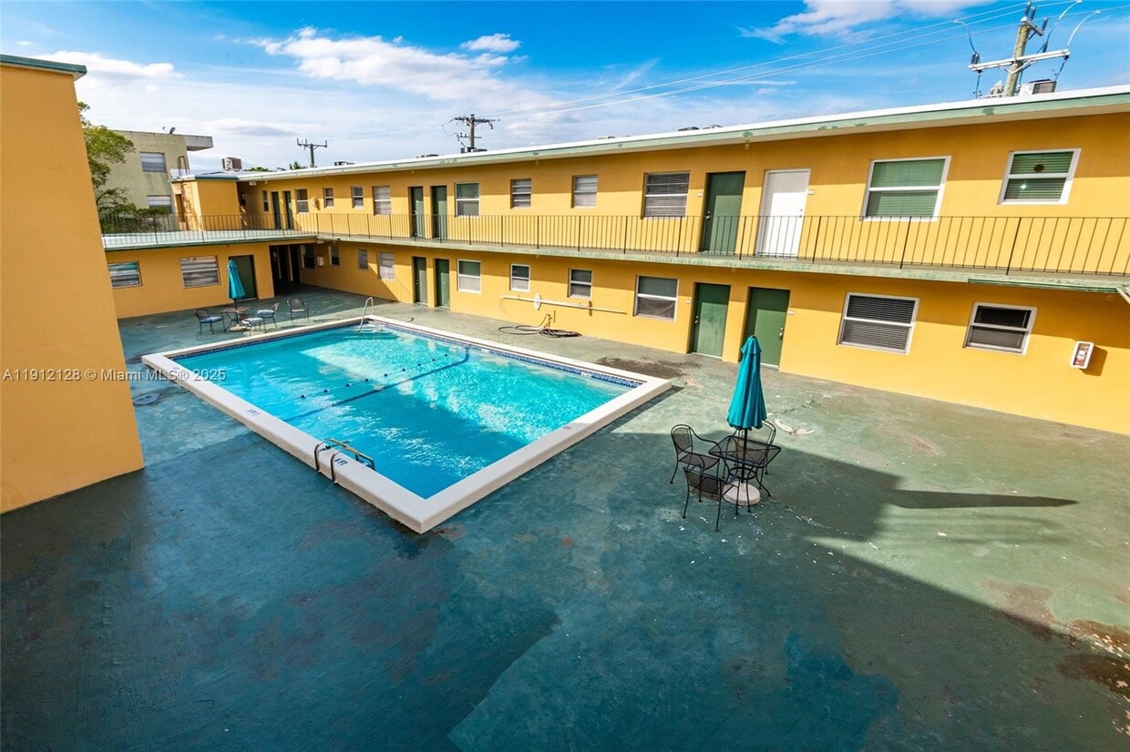 Primary Photo - 1975 NE 135th St