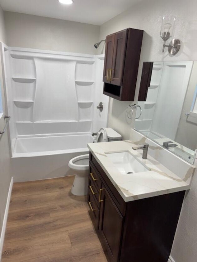 Foto principal - 966 W 5th St