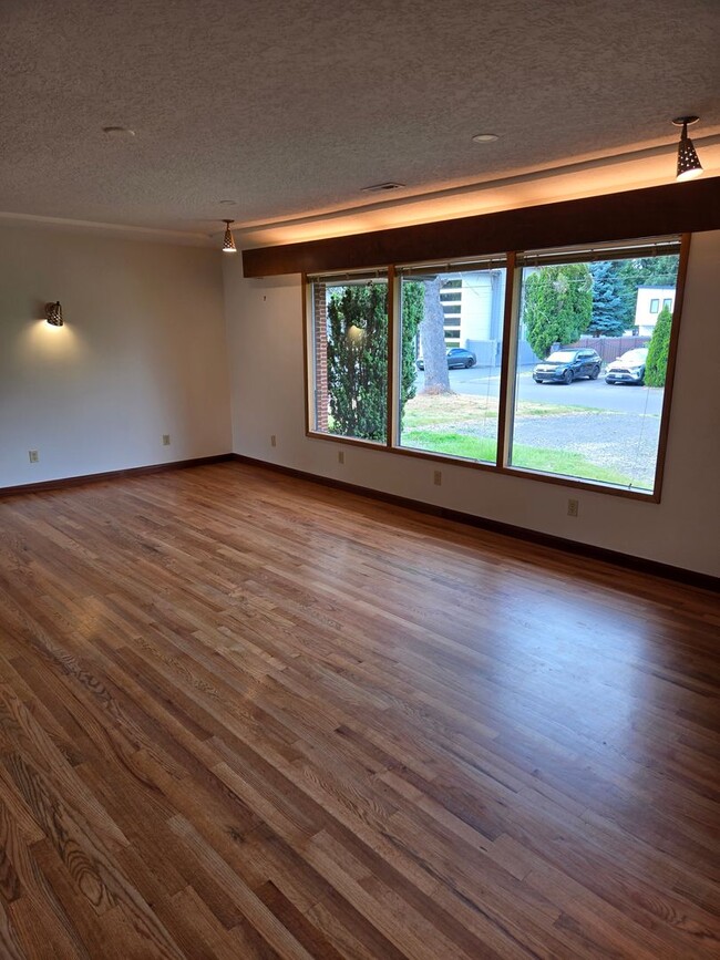 Building Photo - 1 level Mid Century Beauty! 3 Bd/ 3 ba Main Floor Unit