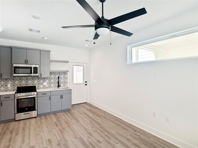 Foto del edificio - 6107 Begonia Cir