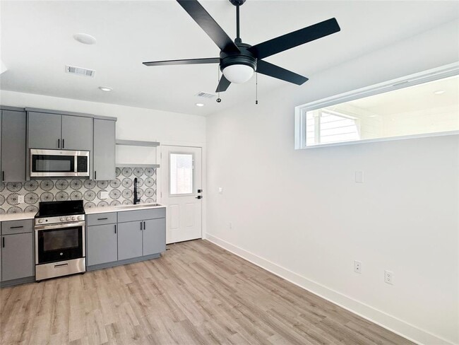 Building Photo - 6107 Begonia Cir