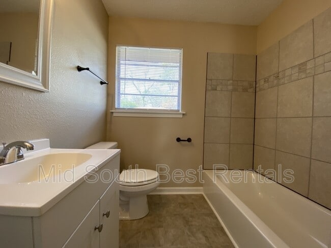Building Photo - 27 Rugby Dr