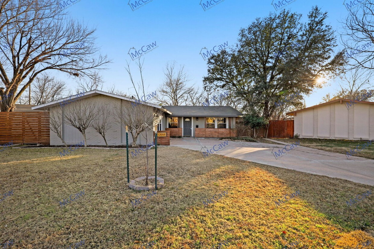 Foto principal - 12058 High Meadow Ct