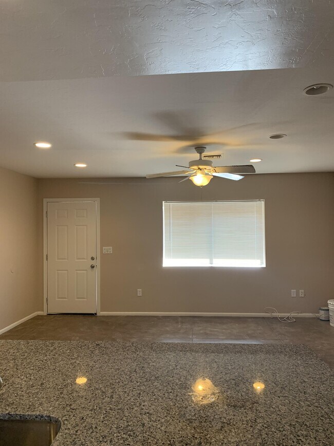 Foto del edificio - 308 E Blacklidge Dr