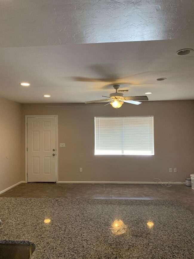 Building Photo - 308 E Blacklidge Dr