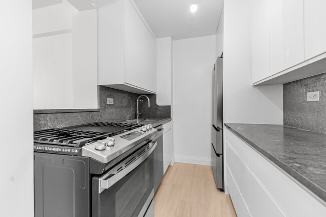 Building Photo - 140 E 56th St