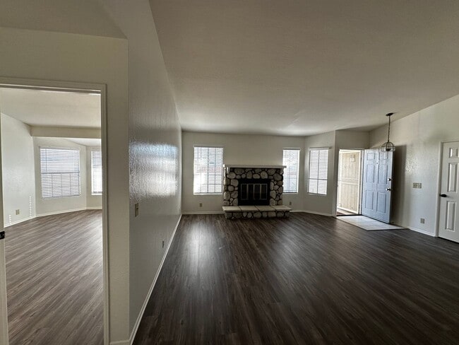 Building Photo - 3bd/2ba House - Bay Ave. (Moreno Valley)