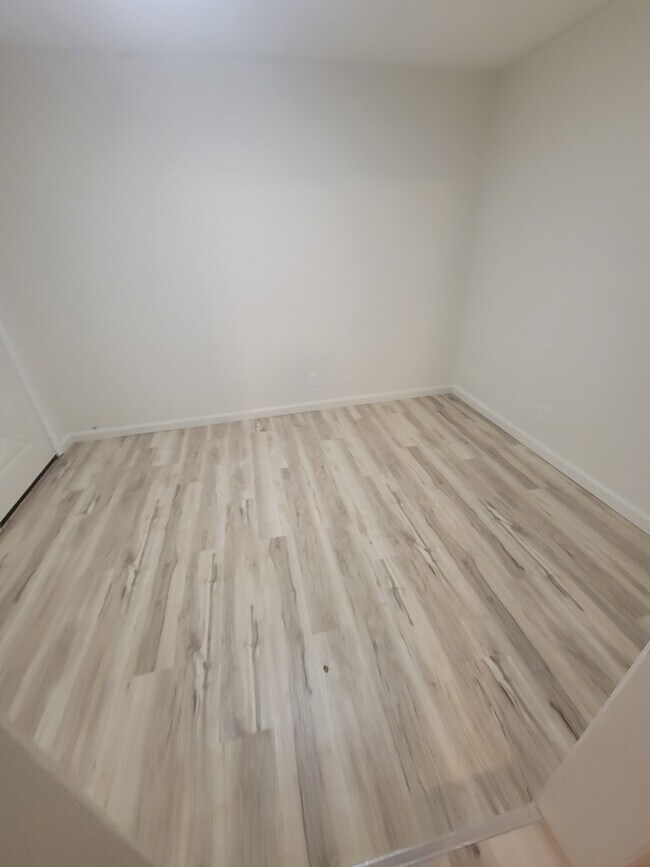 Building Photo - 606 W 11th St