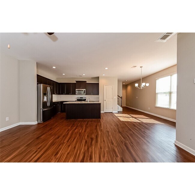 Building Photo - 304 Nutwood Trce