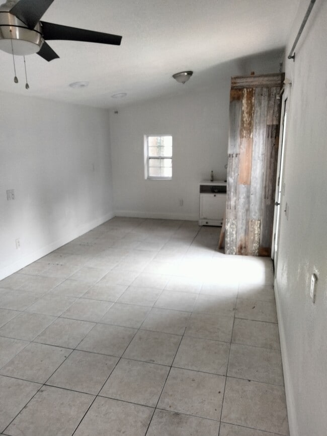 ENTRADA A LA SALA DE ESTAR - 477 2nd St S