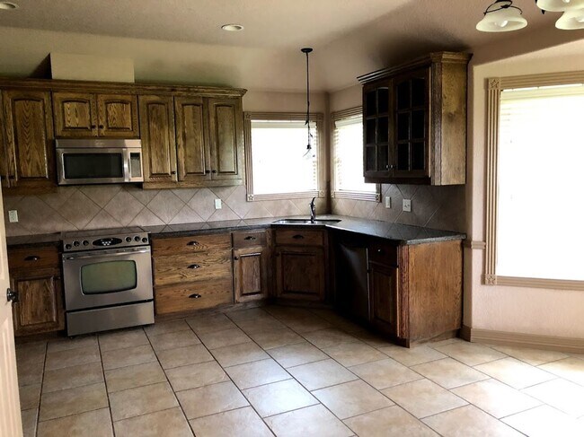 Building Photo - Beautiful home available 7/17/2024!