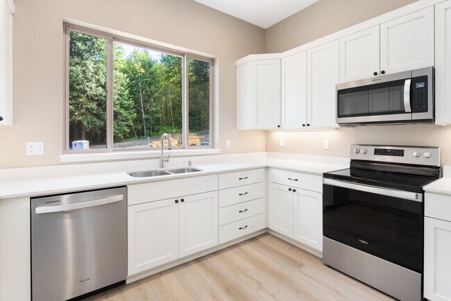 Building Photo - Beautiful 2 bedroom Home Over Looking Lake...