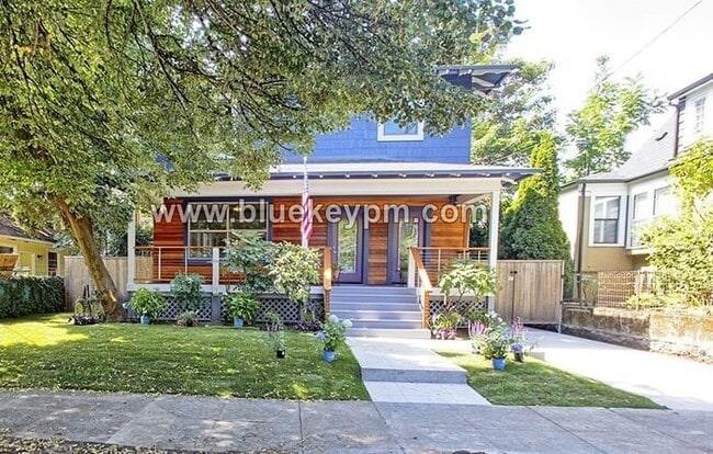 Building Photo - 2 Bed, 2 Bath Unit in Laurelhurst in Beautiful Tri Plex