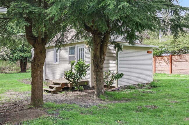 Building Photo - MOVE IN READY NOW! 1 bed 1 bath - Remodele...