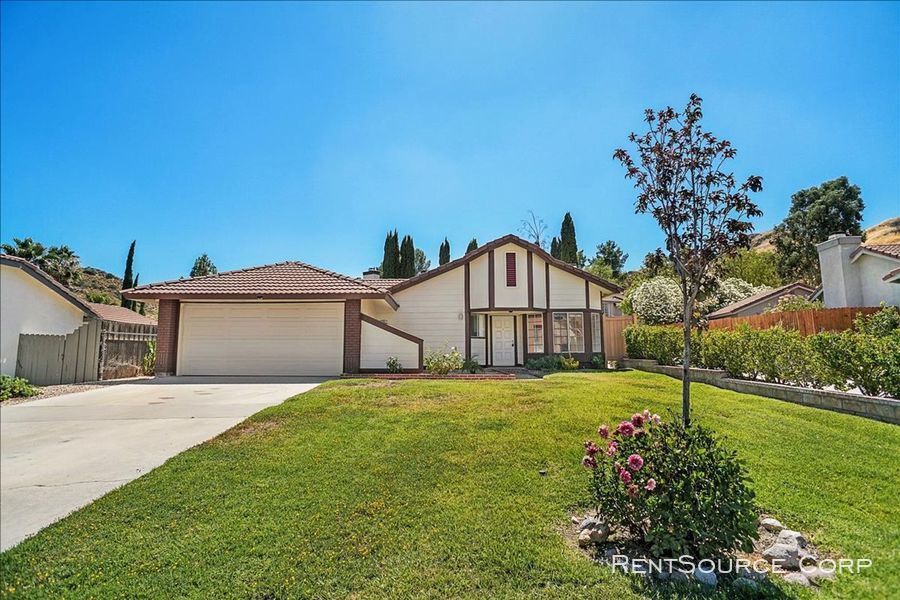 Foto principal - 3 Bedroom Home For Rent in Canyon Country
