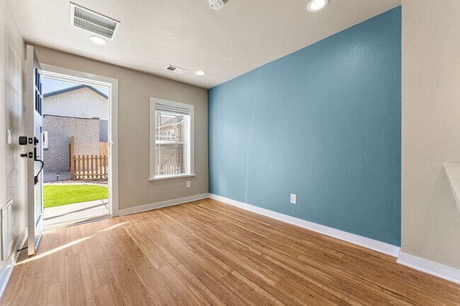 Building Photo - Remodeled! Super Cute Victorian Carriage H...