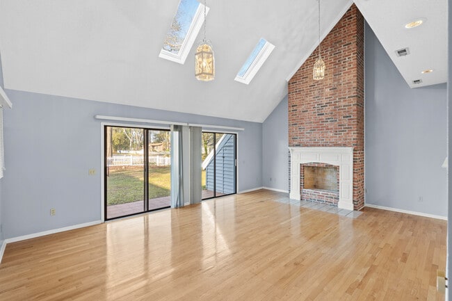 Building Photo - 345 15th Ave S