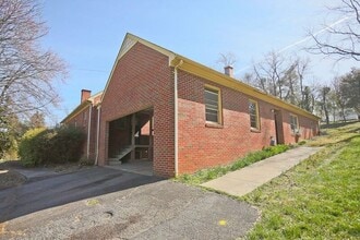Building Photo - 912 St Charles Ave