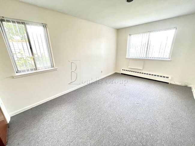 Building Photo - Spacious 3 bedroom-- Close to LIRR/7 Expre...