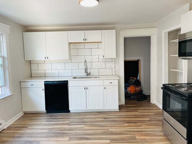 Beautiful, modern kitchen with quartz countertops - 57 Kirkover St