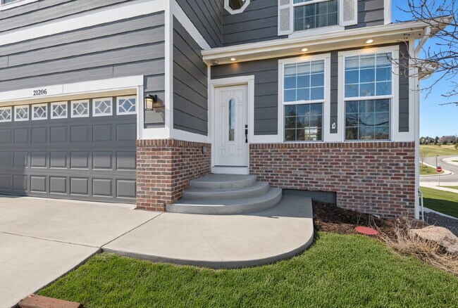 Foto del edificio - Beautiful 2-Story Home In Hidden River. Finished Basement. Turfed Backyard.