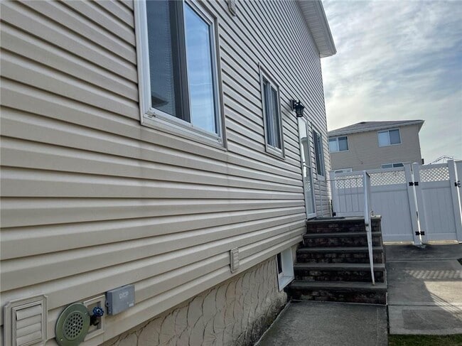 Building Photo - 746 Maguire Ave