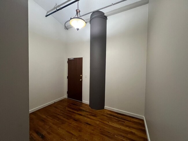 Building Photo - Updated Two Bedroom Loft Available Downtown!