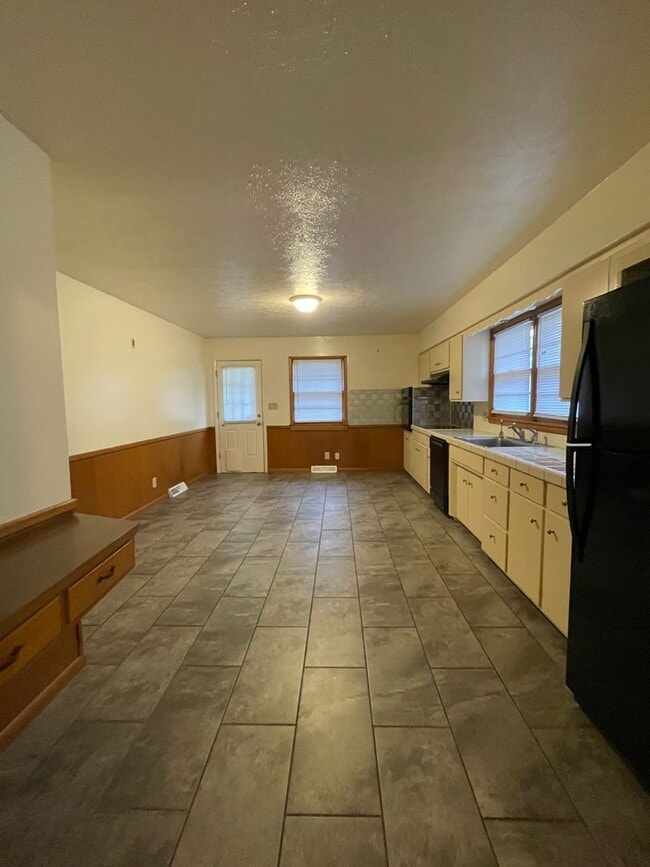 Building Photo - Charming home in a beautiful neighborhood