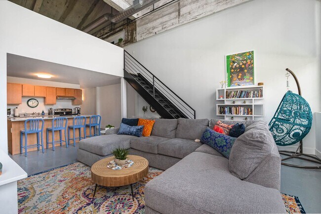 Foto del edificio - Renovated 100+ year old industrial factory converted to open loft concept