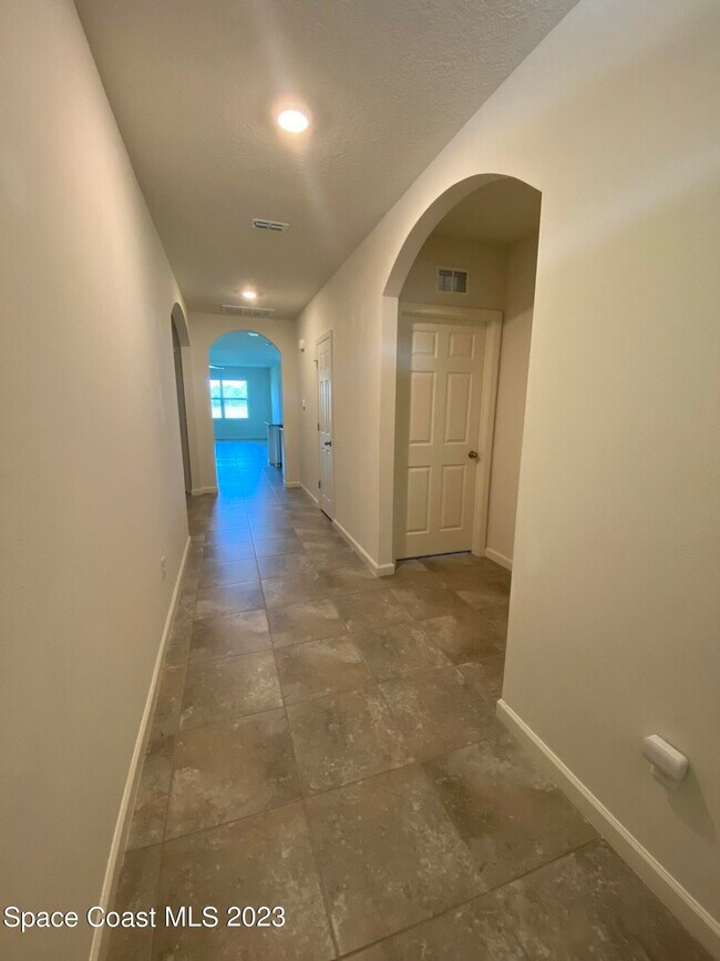 Foto del edificio - 510 Old Country SE Rd