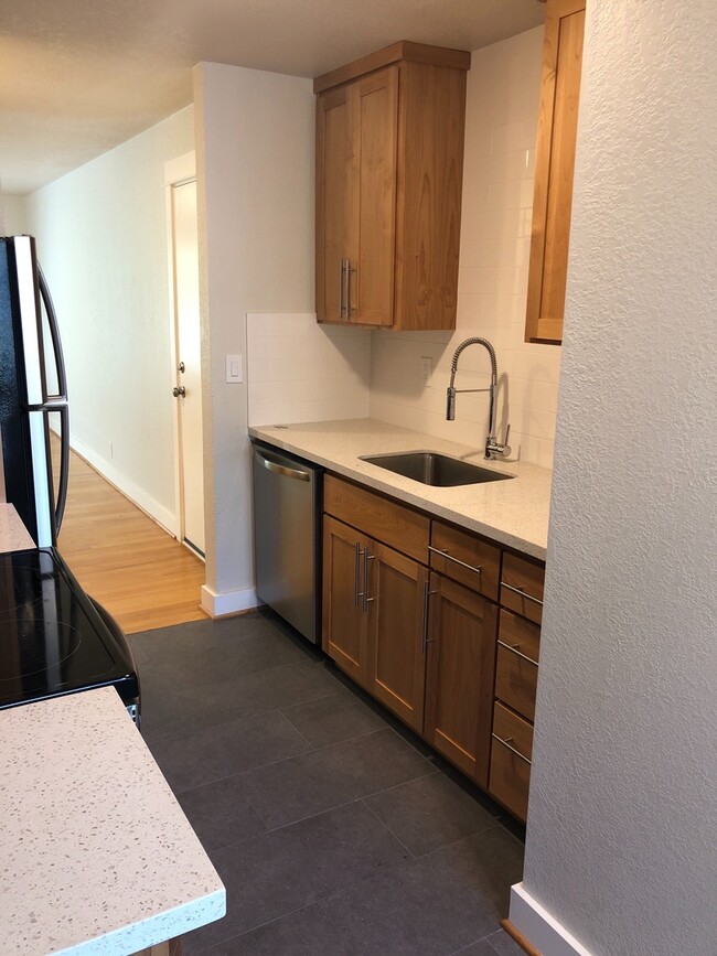 Foto del edificio - Clinton Abernathy Gorgeous Remodel 1br Har...