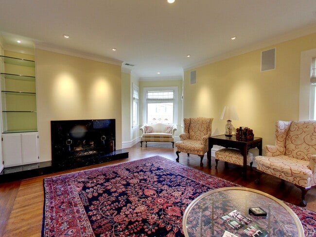STUNNING 2/2 W/ Dining Room and LARGE Atti... - STUNNING 2/2 W/ Dining Room and LARGE Atti... Apartment