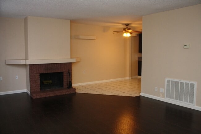 Building Photo - Superb Dual Master Townhome!
