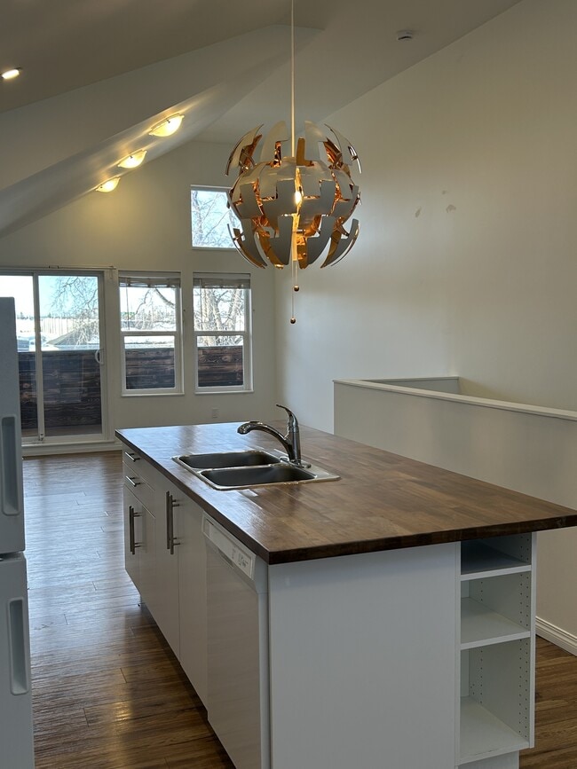 Building Photo - 12521-12577 77 St NW