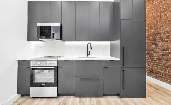 Building Photo - 314 W 51st St