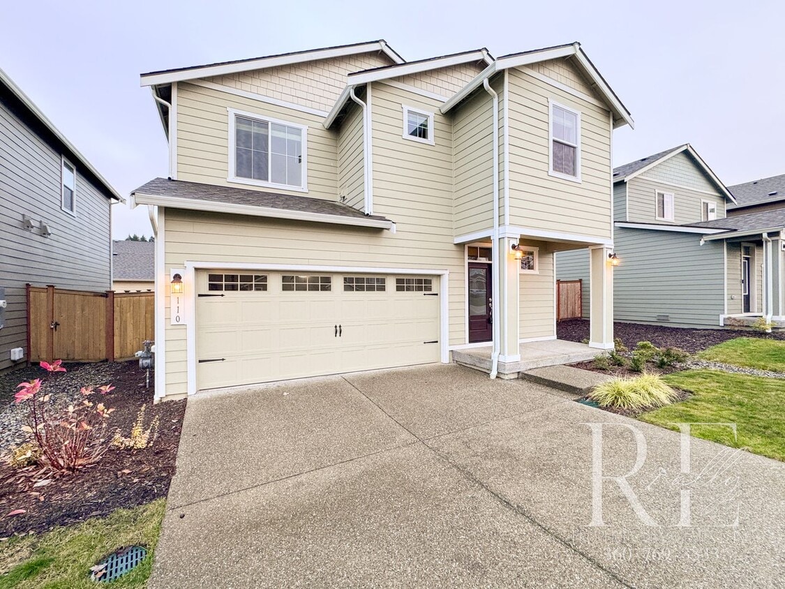Foto principal - Bright Bremerton Home with Open Layout, A/C, and Fully Fenced Yard