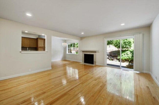 Building Photo - 3 bedroom in Bellevue WA 98007