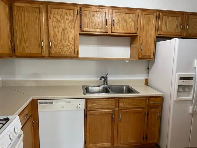 Building Photo - 2610 Oakton St