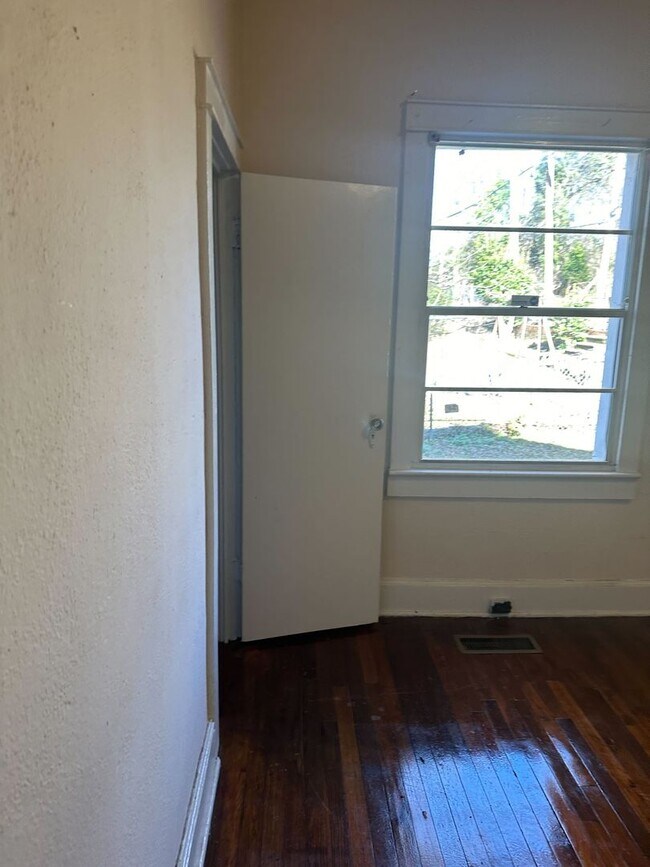 Building Photo - Cozy Eastlake Home with Bonus Room