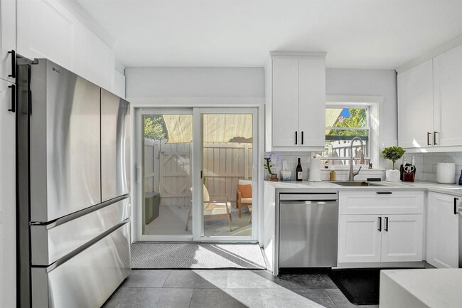 Building Photo - 120 NE 20th Ct