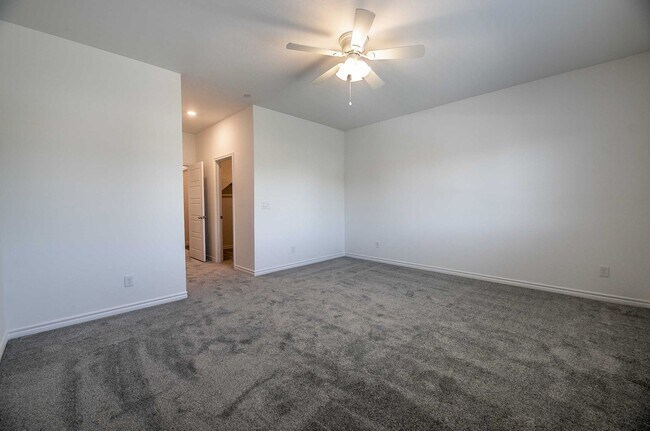 Foto del edificio - STUNNING 3 BEDROOM TOWNHOUSE!