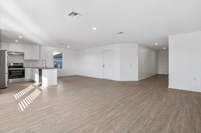 Building Photo - Southside gem! 4 bedrooms, loft, open floor plan less than 10 miles from the Toyota plant