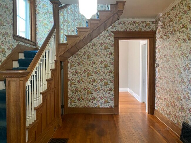 Building Photo - Gorgeous 5 bedroom 2 bath Victorian home w...