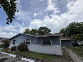 Building Photo - 5911 NW 19th Ct
