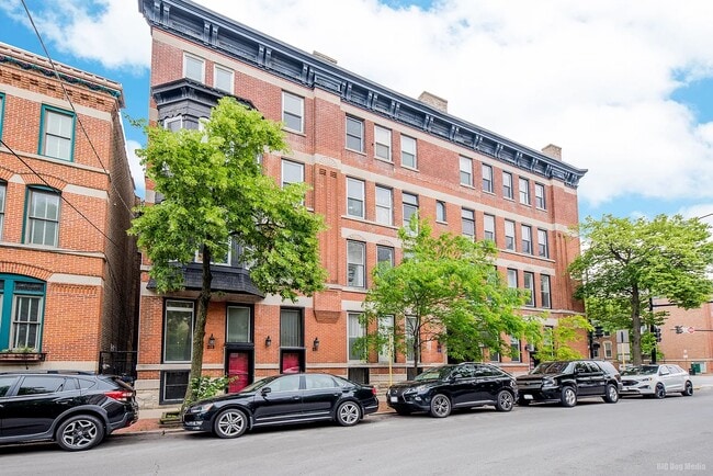 Photo - 223 W Wisconsin St Apartment